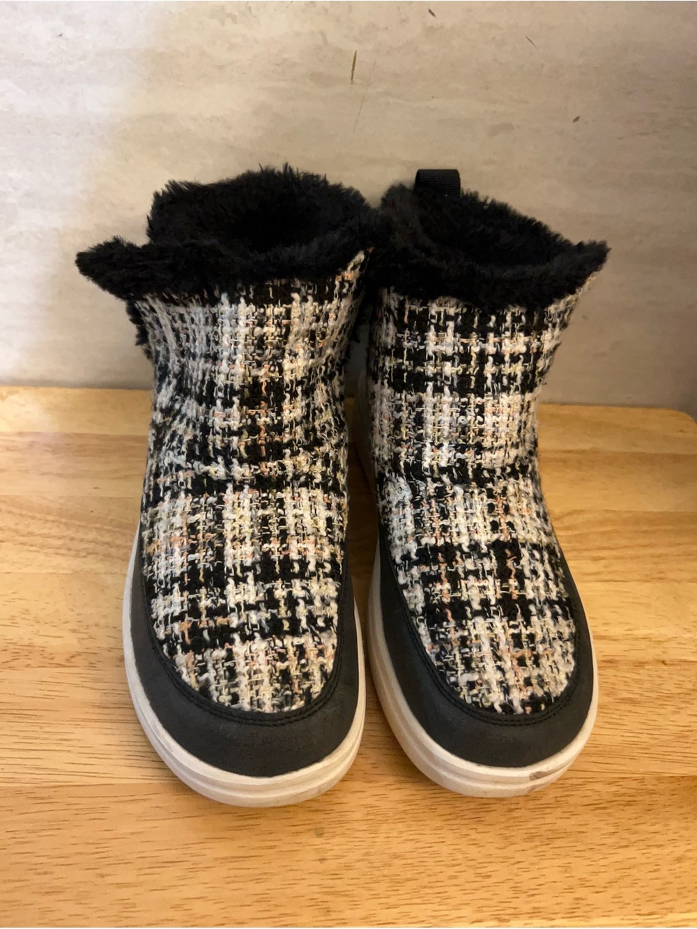 HEYDUDE Women's Mel Boucle Ankle Boots Boucle Black.